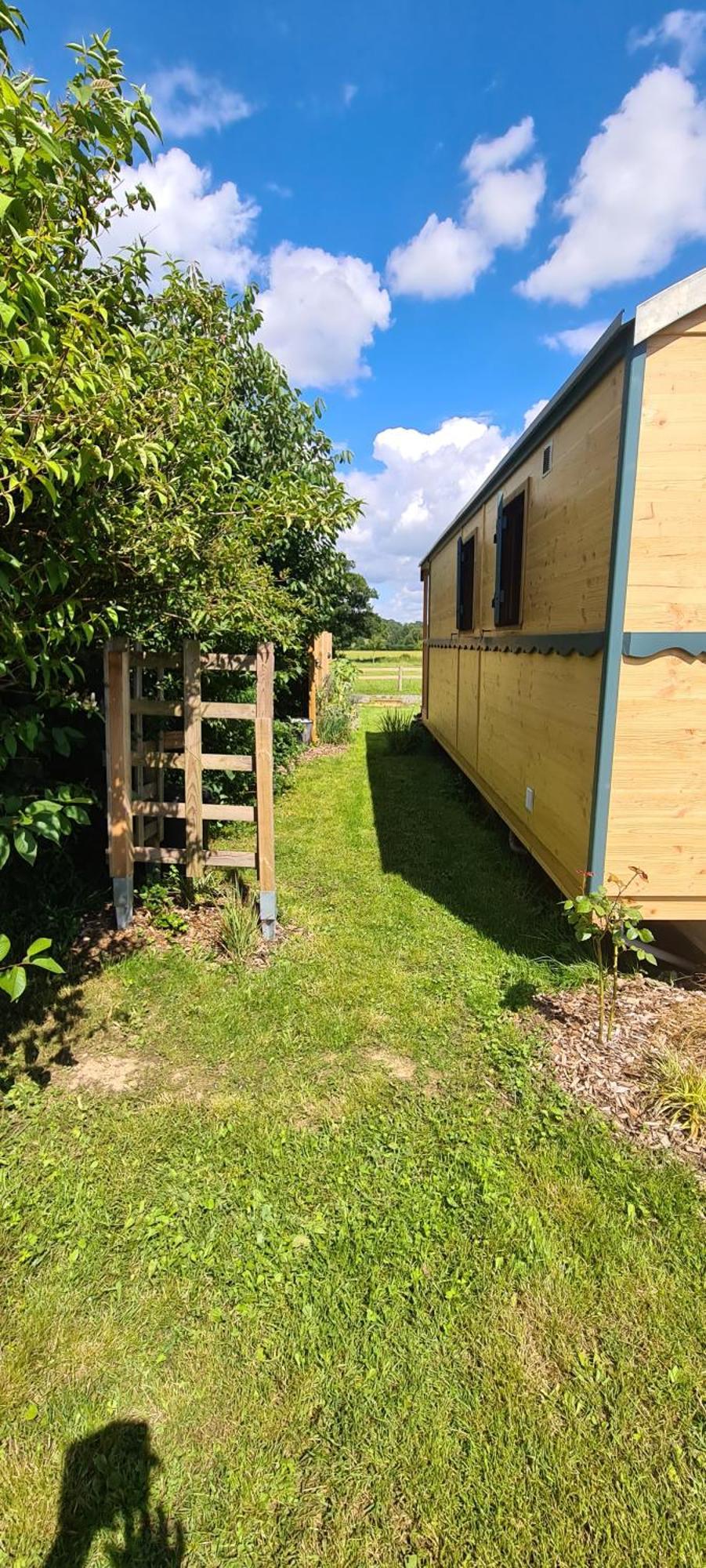 Roulotte A La Ferme Buissonniere Villa La Lande-de-Louge Exteriör bild
